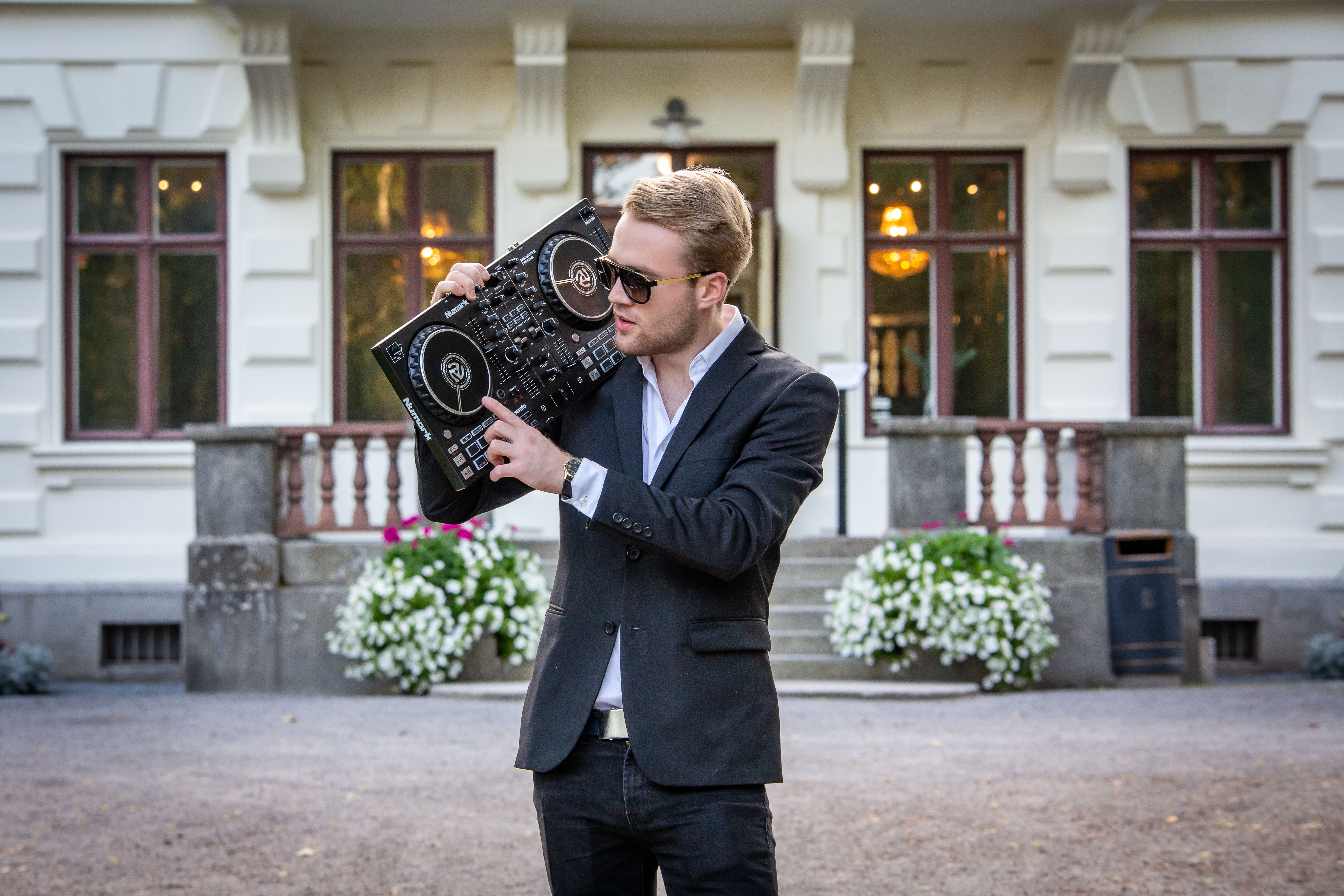 Aatu Itkonen talon edessä DJ-ohjain olallaan